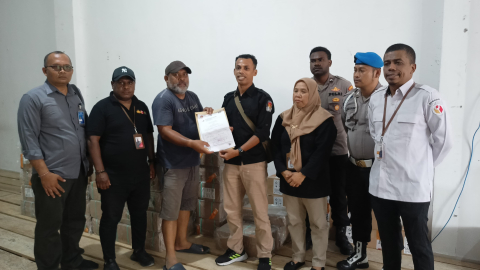 Pihak Ketiga menyerahkan Berita Acara Kepada KPU Kabupaten Mimika