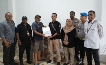 Pihak Ketiga menyerahkan Berita Acara Kepada KPU Kabupaten Mimika
